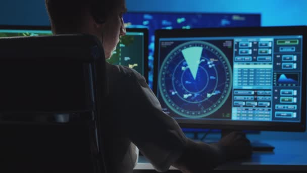 Werkplaats van de professionele luchtverkeersleider in de verkeerstoren. Kaukasische vliegtuigexploitant werkt met radar, computernavigatie en digitale kaarten. — Stockvideo