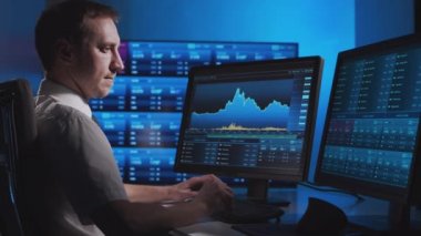 Komisyoncu, çalışma istasyonu ve analiz teknolojisi kullanarak ofiste çalışıyor. Profesyonel tüccarların işyeri. Küresel finans piyasaları, iş dünyası, döviz kurları ve bankacılık kavramları.