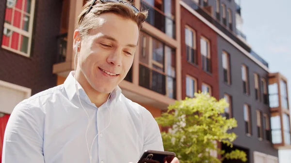 Jeune et attrayant pigiste travaillant en plein air. Employé de bureau ou homme d'affaires. Distance commerciale et sociale. — Photo