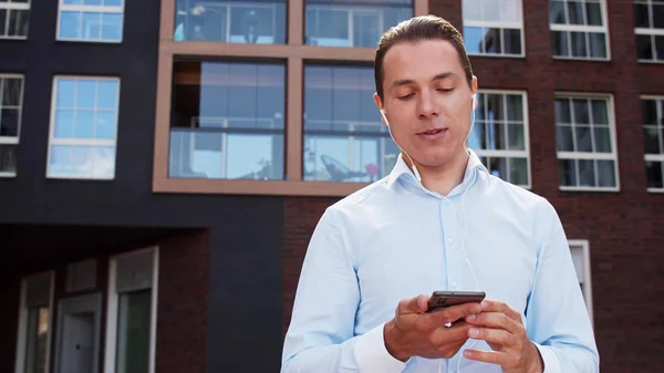 Junge und attraktive Freiberufler, die im Freien unterwegs sind. Büroangestellte oder Geschäftsfrau. Gewerbe und Immobilien. — Stockfoto