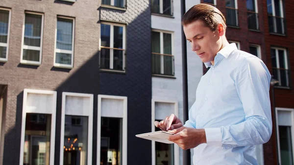 Junge und attraktive Freiberufler, die im Freien unterwegs sind. Büroangestellte oder Geschäftsfrau. Gewerbe und Immobilien. — Stockfoto