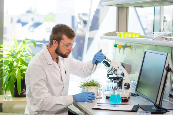 Scientist working in lab. Doctor making microbiology research. Laboratory tools: microscope, test tubes, equipment. Biotechnology, genetics, biochemistry, pharmaceutical, dna and health care. — Stock Photo, Image