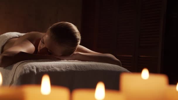 Ung och vacker kvinna får massage terapi i spasalongen. Hälsosam livsstil och kroppsvård koncept. — Stockvideo