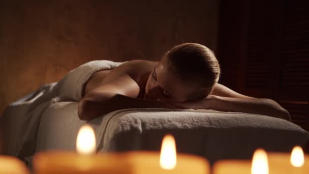 Ung och vacker kvinna får massage terapi i spasalongen. Hälsosam livsstil och kroppsvård koncept. — Stockvideo