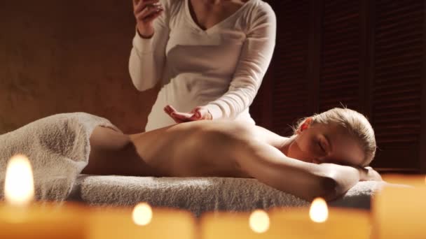 Mujer joven y hermosa recibe terapia de masaje en el salón de spa. Estilo de vida saludable y concepto de cuidado corporal. — Vídeos de Stock