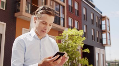 Açık havada çalışan genç ve çekici bir serbest yazar. Ofis çalışanı ya da iş adamı. İş ve sosyal uzaklık.
