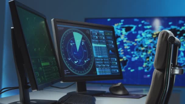 Pracoviště profesionálního dispečera letového provozu v řídící věži. Radarové, počítačové a digitální mapy. — Stock video