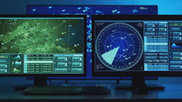 Luogo di lavoro del controllore del traffico aereo professionale nella torre di controllo. Radar, navigazione informatica e mappe digitali. — Video Stock