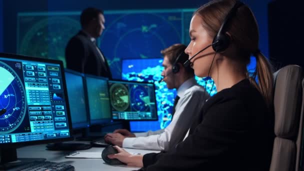 Kontrol kulesindeki hava trafik kontrolörlerinin işyeri. Uçak kontrol memurlarından oluşan bir ekip radar, bilgisayar navigasyon ve dijital haritalar kullanarak çalışır. Havacılık kavramı. — Stok video