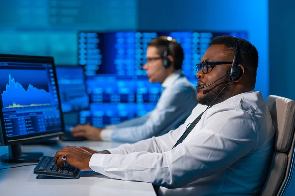 Team di broker sta lavorando in ufficio utilizzando workstation e tecnologia di analisi. Luogo di lavoro dei commercianti professionisti. Mercati finanziari globali, business, cambio valuta e concetti bancari. — Foto Stock