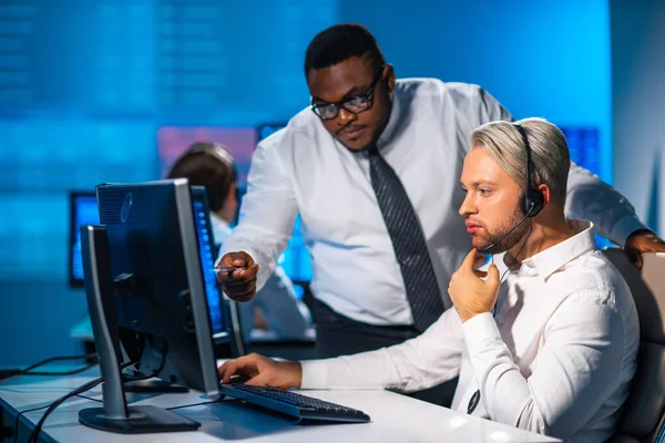 Het team van makelaars werkt in het kantoor met behulp van werkstation en analyse technologie. Werkplaats van professionele handelaren. Mondiale financiële markten, bedrijfs-, valutawisselings- en bankconcepten. — Stockfoto