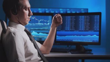 Komisyoncu, çalışma istasyonu ve analiz teknolojisi kullanarak ofiste çalışıyor. Profesyonel tüccarların işyeri. Küresel finans piyasaları, iş dünyası, döviz kurları ve bankacılık kavramları.