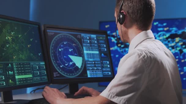 Luogo di lavoro del controllore del traffico aereo professionale nella torre di controllo. Ufficiale di controllo aereo caucasico lavora utilizzando radar, navigazione informatica e mappe digitali. — Video Stock