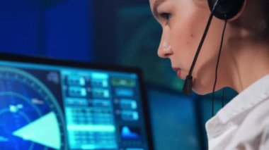 Kontrol kulesindeki profesyonel hava trafik kontrolörünün işyeri. Kadın uçak kontrol subayı radar, bilgisayar navigasyon ve dijital haritalar kullanarak çalışır. Havacılık kavramı.