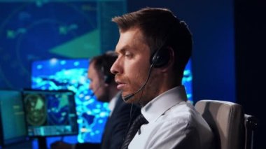 Kontrol kulesindeki hava trafik kontrolörlerinin işyeri. Uçak kontrol memurlarından oluşan bir ekip radar, bilgisayar navigasyon ve dijital haritalar kullanarak çalışır. Havacılık kavramı.