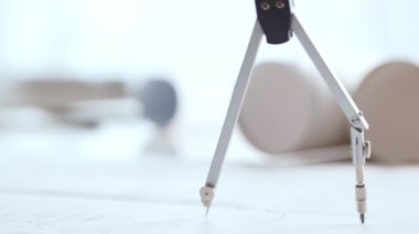 Bir mimarın ellerine yakın çekim. Ofisteki iş yerinde profesyonel emlak tasarımcısı.