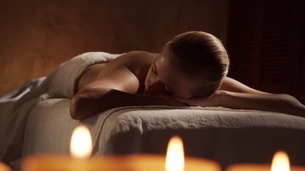 Jonge en mooie vrouw krijgt massagetherapie in de spa salon. Gezond levensstijl en lichaamsverzorging concept. — Stockvideo