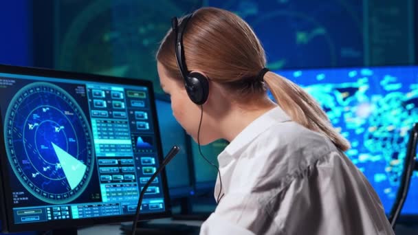 Lugar de trabajo del controlador aéreo profesional en la torre de control. La oficial de control de aeronaves trabaja usando radar, navegación por computadora y mapas digitales. Concepto de aviación. — Vídeo de stock