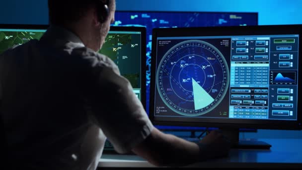 Luogo di lavoro del controllore del traffico aereo professionale nella torre di controllo. Ufficiale di controllo aereo caucasico lavora utilizzando radar, navigazione informatica e mappe digitali. — Video Stock