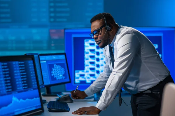 아프리카계 미국인 브로커는 워크스테이션과 분석 기술을 사용하여 사무실에서 일 한다. 전문적 인 무역상의 직장. 세계 금융 시장, 비즈니스, 통화 교환 및 금융 개념. — 스톡 사진