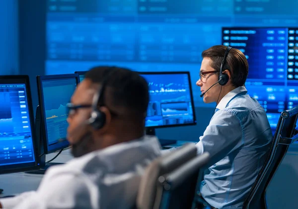 Equipe de corretores está trabalhando no escritório usando estação de trabalho e tecnologia de análise. Local de trabalho dos comerciantes profissionais. Mercados financeiros globais, negócios, câmbio de moeda e conceitos bancários. — Fotografia de Stock