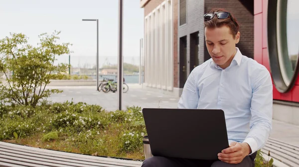 Joven y atractiva freelancer trabajando al aire libre. Trabajador de oficina o empresario. Distanciamiento empresarial y social. — Foto de Stock