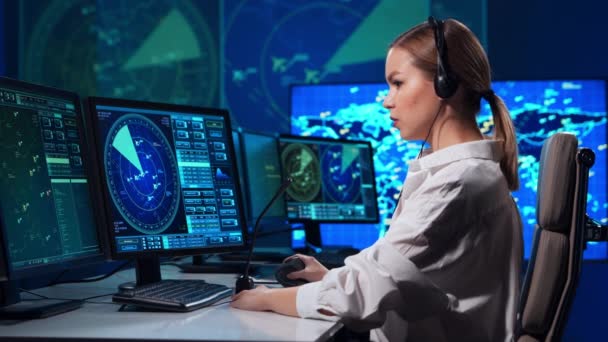 Werkplaats van de professionele luchtverkeersleider in de verkeerstoren. Vrouwelijke vliegtuigexploitant werkt met radar, computernavigatie en digitale kaarten. Luchtvaartconcept. — Stockvideo