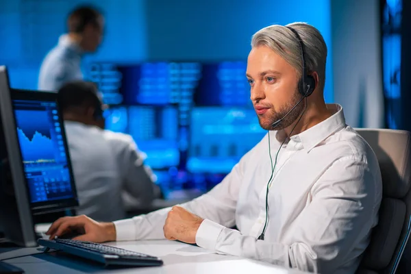 Het team van makelaars werkt in het kantoor met behulp van werkstation en analyse technologie. Werkplaats van professionele handelaren. Mondiale financiële markten, bedrijfs-, valutawisselings- en bankconcepten. — Stockfoto