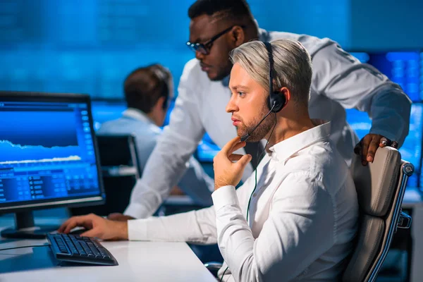 L'équipe de courtiers travaille au bureau en utilisant le poste de travail et la technologie d'analyse. Lieu de travail des commerçants professionnels. Marchés financiers mondiaux, affaires, change de devises et concepts bancaires. — Photo