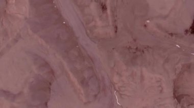 Mars yüzeyinin uydu veya insansız hava aracından dikey görüntüsü. Boş kırmızı gezegen. Uzay keşfi.