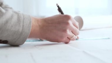 Bir mimarın ellerine yakın çekim. Ofisteki iş yerinde profesyonel emlak tasarımcısı.
