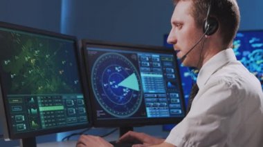 Kontrol kulesindeki profesyonel hava trafik kontrolörünün işyeri. Kafkas uçak kontrol subayı radar, bilgisayar navigasyon ve dijital haritalar kullanarak çalışır.