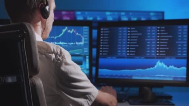 Komisyoncu, çalışma istasyonu ve analiz teknolojisi kullanarak ofiste çalışıyor. Profesyonel tüccarların işyeri. Küresel finans piyasaları, iş dünyası, döviz kurları ve bankacılık kavramları.