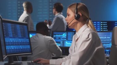 Ofiste çalışan çeşitli simsarlar çalışma istasyonu ve analiz teknolojisi kullanıyor. Profesyonel tüccarların işyeri. Küresel finans piyasaları, iş dünyası, döviz kurları ve bankacılık kavramları.