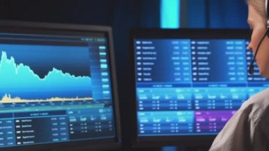 Kadın komisyoncu, çalışma istasyonu ve analiz teknolojisi kullanarak ofiste çalışıyor. Profesyonel tüccarların işyeri. Küresel finans piyasaları, iş dünyası, döviz kurları ve bankacılık kavramları.