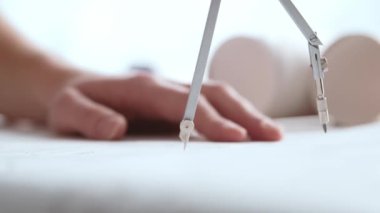 Bir mimarın ellerine yakın çekim. Ofisteki iş yerinde profesyonel emlak tasarımcısı.