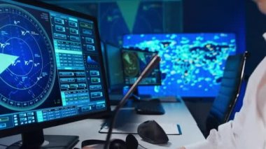 Kontrol kulesindeki profesyonel hava trafik kontrolörünün işyeri. Kadın uçak kontrol subayı radar, bilgisayar navigasyon ve dijital haritalar kullanarak çalışır. Havacılık kavramı.