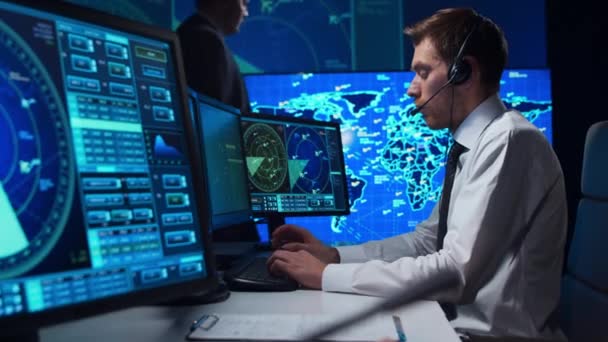 Lugar de trabajo de los controladores aéreos en la torre de control. El equipo de oficiales de control de aeronaves trabaja usando radar, navegación por computadora y mapas digitales. Concepto de aviación. — Vídeo de stock