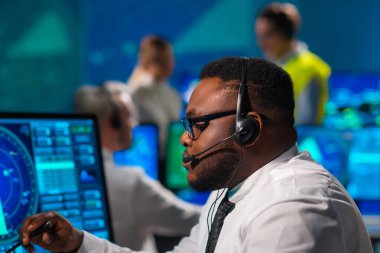 Kontrol kulesindeki hava trafik kontrolörlerinin işyeri. Çeşitli uçak kontrol subayları radar, bilgisayar navigasyon ve dijital haritalar kullanarak çalışırlar. Havacılık kavramı.