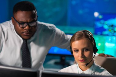 Kontrol kulesindeki hava trafik kontrolörlerinin işyeri. Çeşitli uçak kontrol subayları radar, bilgisayar navigasyon ve dijital haritalar kullanarak çalışırlar. Havacılık kavramı.