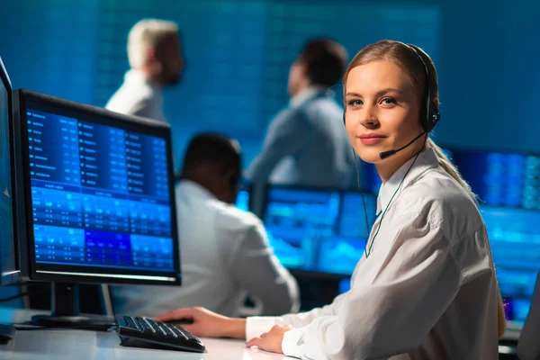 Equipe diversa de corretores trabalhar no escritório usando estação de trabalho e tecnologia de análise. Local de trabalho dos comerciantes profissionais. Mercados financeiros globais, estratégia empresarial, câmbio de moeda e banca. — Fotografia de Stock