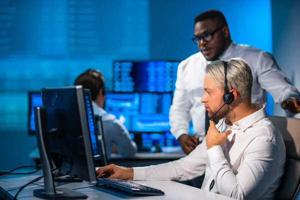 Equipe de corretores está trabalhando no escritório usando estação de trabalho e tecnologia de análise. Local de trabalho dos comerciantes profissionais. Mercados financeiros globais, negócios, câmbio de moeda e conceitos bancários. — Fotografia de Stock