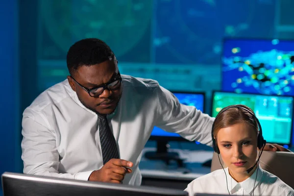 Werkplaats van de luchtverkeersleiders in de verkeerstoren. Een divers team van vliegtuigcontroleurs werkt met radar, computernavigatie en digitale kaarten. Luchtvaartconcept. — Stockfoto