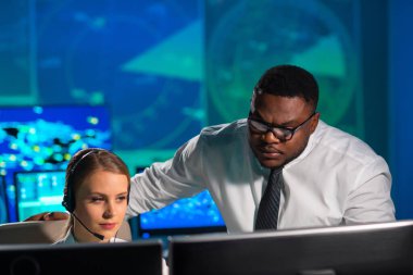 Kontrol kulesindeki hava trafik kontrolörlerinin işyeri. Çeşitli uçak kontrol subayları radar, bilgisayar navigasyon ve dijital haritalar kullanarak çalışırlar. Havacılık kavramı.