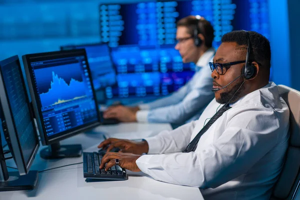 Team di broker sta lavorando in ufficio utilizzando workstation e tecnologia di analisi. Luogo di lavoro dei commercianti professionisti. Mercati finanziari globali, business, cambio valuta e concetti bancari. — Foto Stock