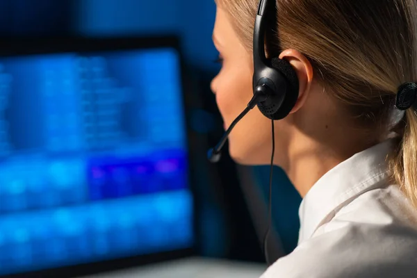 Agente femenino está trabajando en la oficina utilizando la estación de trabajo y la tecnología de análisis. Lugar de trabajo del comerciante profesional. Mercados financieros mundiales, estrategia empresarial, cambio de divisas y banca. —  Fotos de Stock