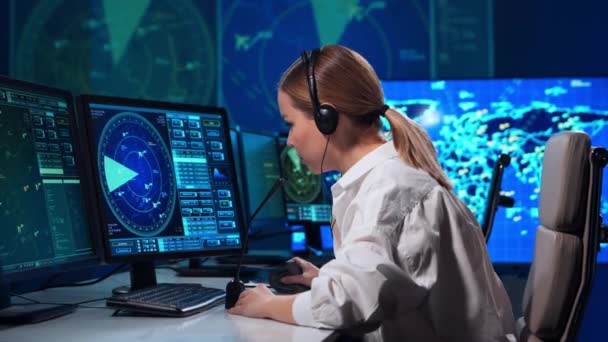 Kontrol kulesindeki profesyonel hava trafik kontrolörünün işyeri. Kadın uçak kontrol subayı radar, bilgisayar navigasyon ve dijital haritalar kullanarak çalışır. Havacılık kavramı. — Stok video