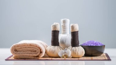 Spa arkaplan kompozisyonu. Masaj, oryantal terapi, refah ve meditasyon kavramı.