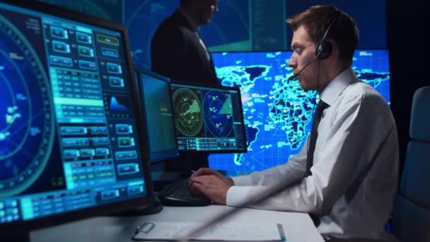 Lugar de trabajo de los controladores aéreos en la torre de control. El equipo de oficiales de control de aeronaves trabaja usando radar, navegación por computadora y mapas digitales. Concepto de aviación. — Vídeo de stock