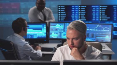 Ofiste çalışan çeşitli simsarlar çalışma istasyonu ve analiz teknolojisi kullanıyor. Profesyonel tüccarların işyeri. Küresel finans piyasaları, iş dünyası, döviz kurları ve bankacılık kavramları.